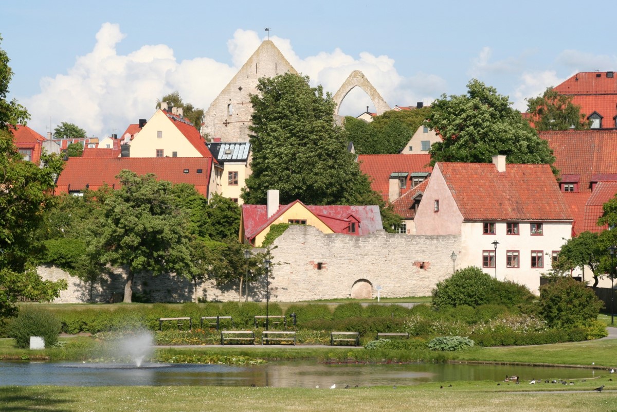 En grupp äldre hus i Almedalen.